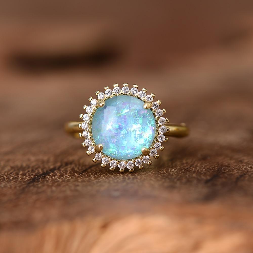 Goldener Ring mit blauem Opal und Zirkonia, verstellbar, elegantes Schmuckdesign.