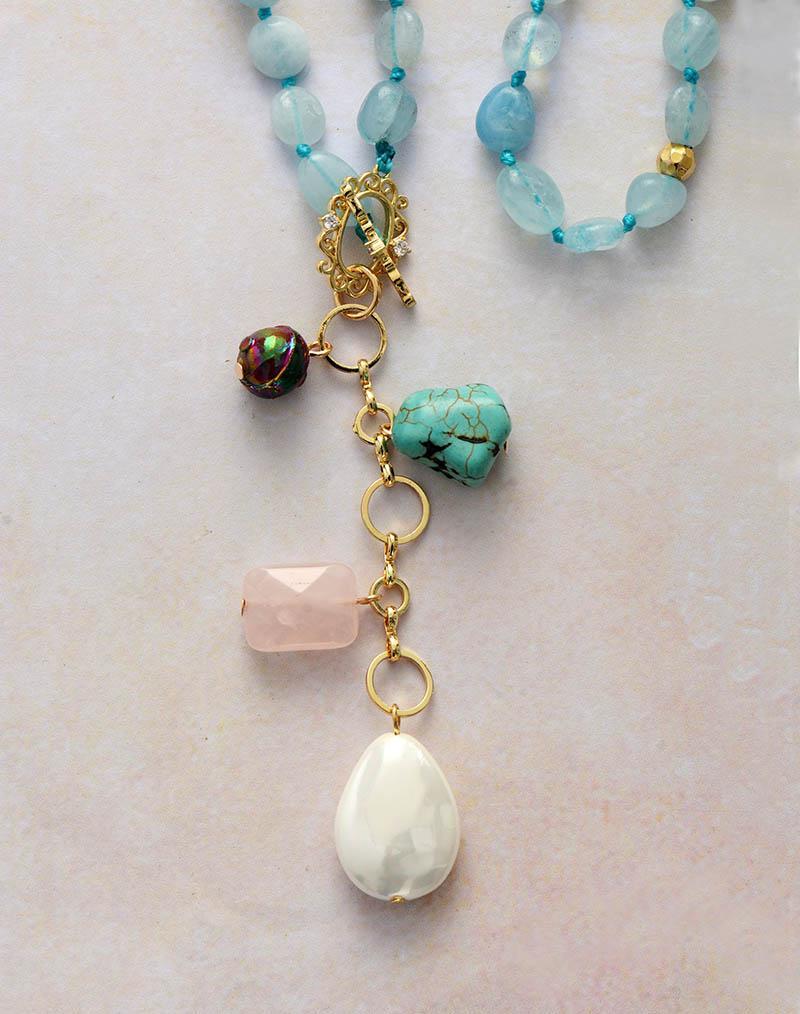Luxus Halskette mit Tropfenanhänger, Natursteine, goldene Kette, eleganter Schmuck für Damen.
