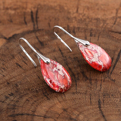 Rote Regalit-Ohrringe, Tropfenform, Silberhaken, handgefertigter Schmuck, Damenaccessoire.