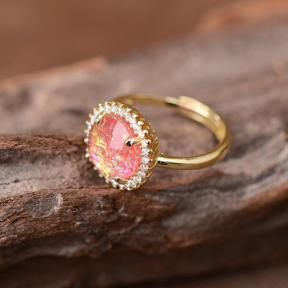 Goldener Ring mit rosa Opal und Zirkon, verstellbar, elegantes Schmuckdesign.
