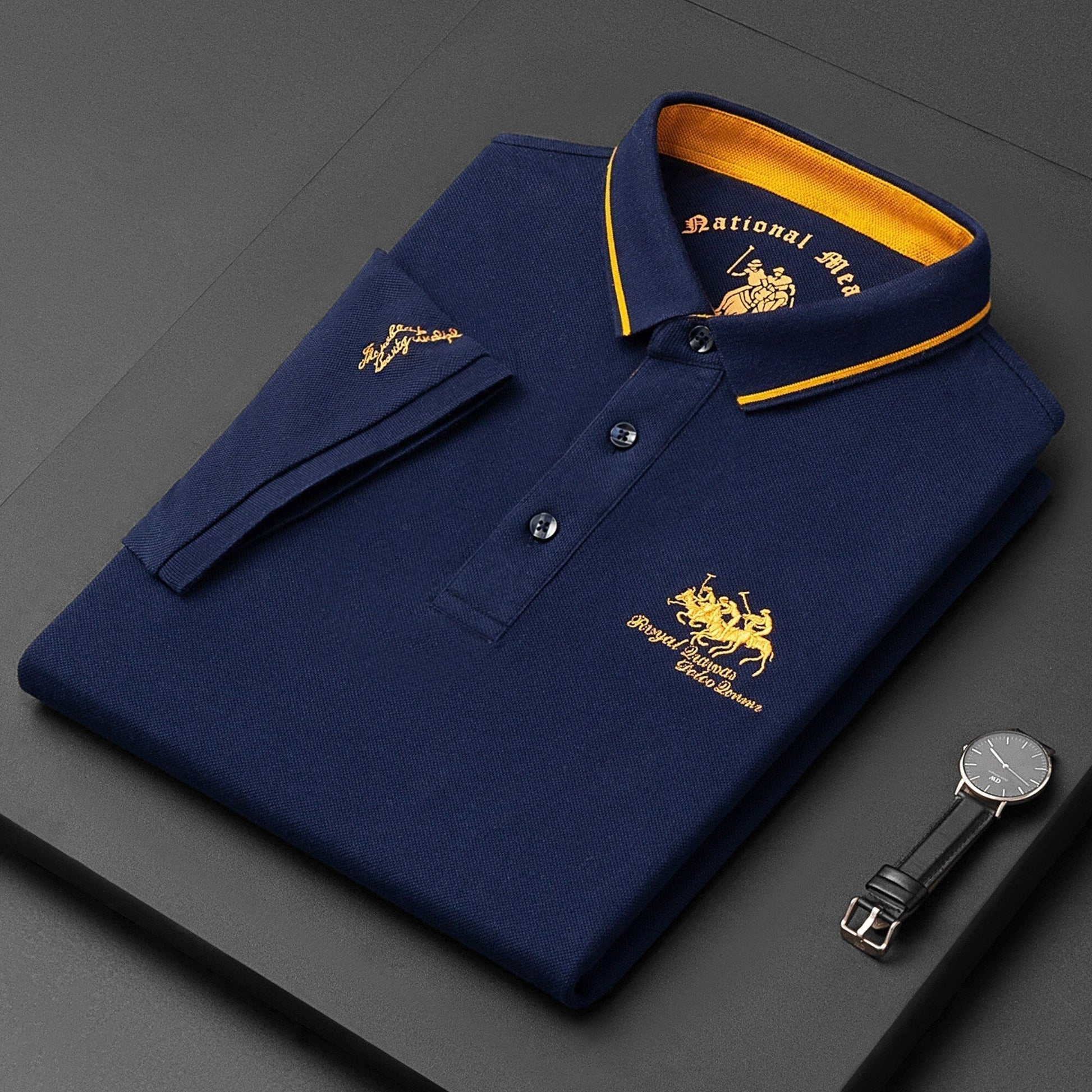 Dunkelblaues Polohemd mit gelber Stickerei, Herrenmode, Baumwolle, elegantes Design.