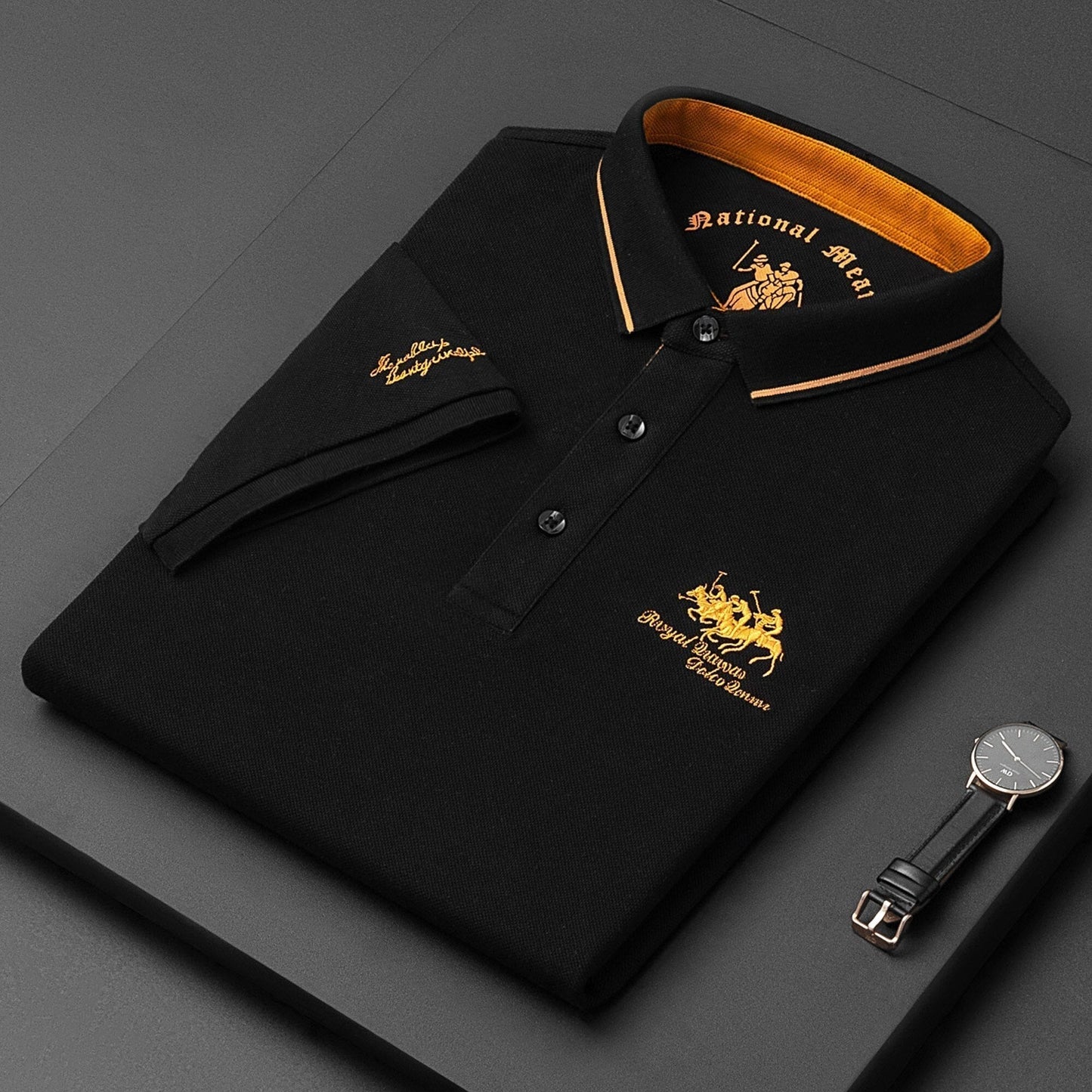 Schwarzes Herren-Poloshirt mit goldener Stickerei, Baumwolle, elegantes Design.
