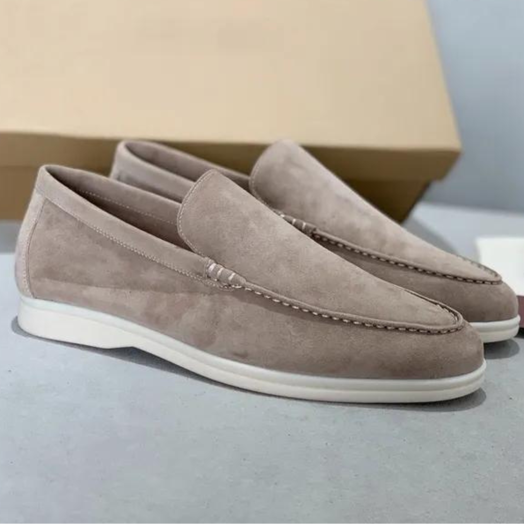 Beige Wildleder-Loafer für Herren, elegantes Design, rutschfeste Sohle, ideal für Freizeit.