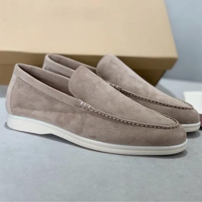 Beige Wildleder-Loafer für Herren, elegantes Design, rutschfeste Sohle, ideal für Freizeit.
