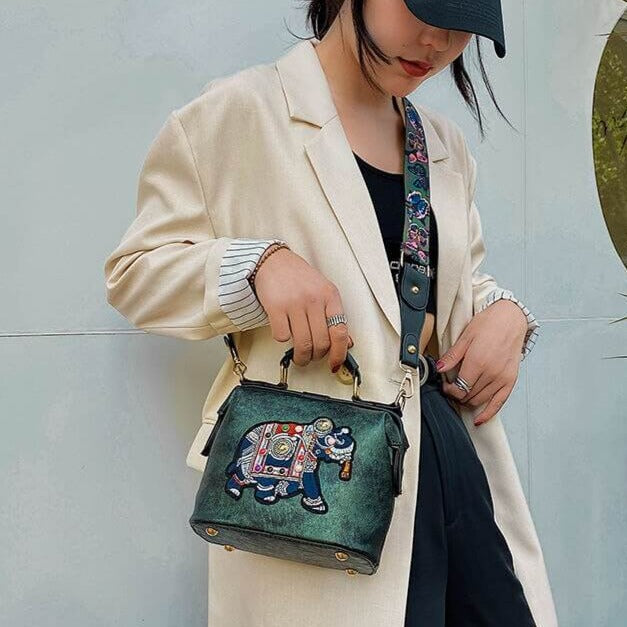 Broderad mandala-axelremsväska – lätt och mångsidig boho-design