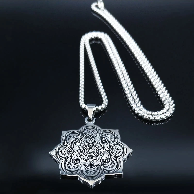 Silberne Mandala-Halskette, Edelstahl, filigranes Design, Damen-Schmuck, modisch, elegant.