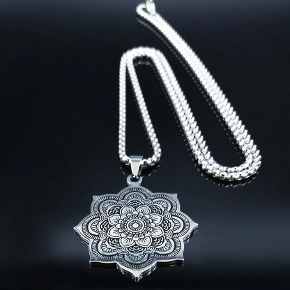 Silberne Mandala-Halskette, Edelstahl, filigranes Design, Damen-Schmuck, modisch, elegant.