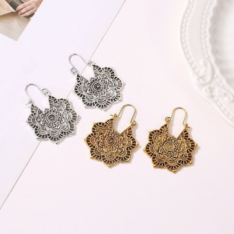 Goldene und silberne Mandala-Ohrringe, filigranes Design, Schmuck für Damen.