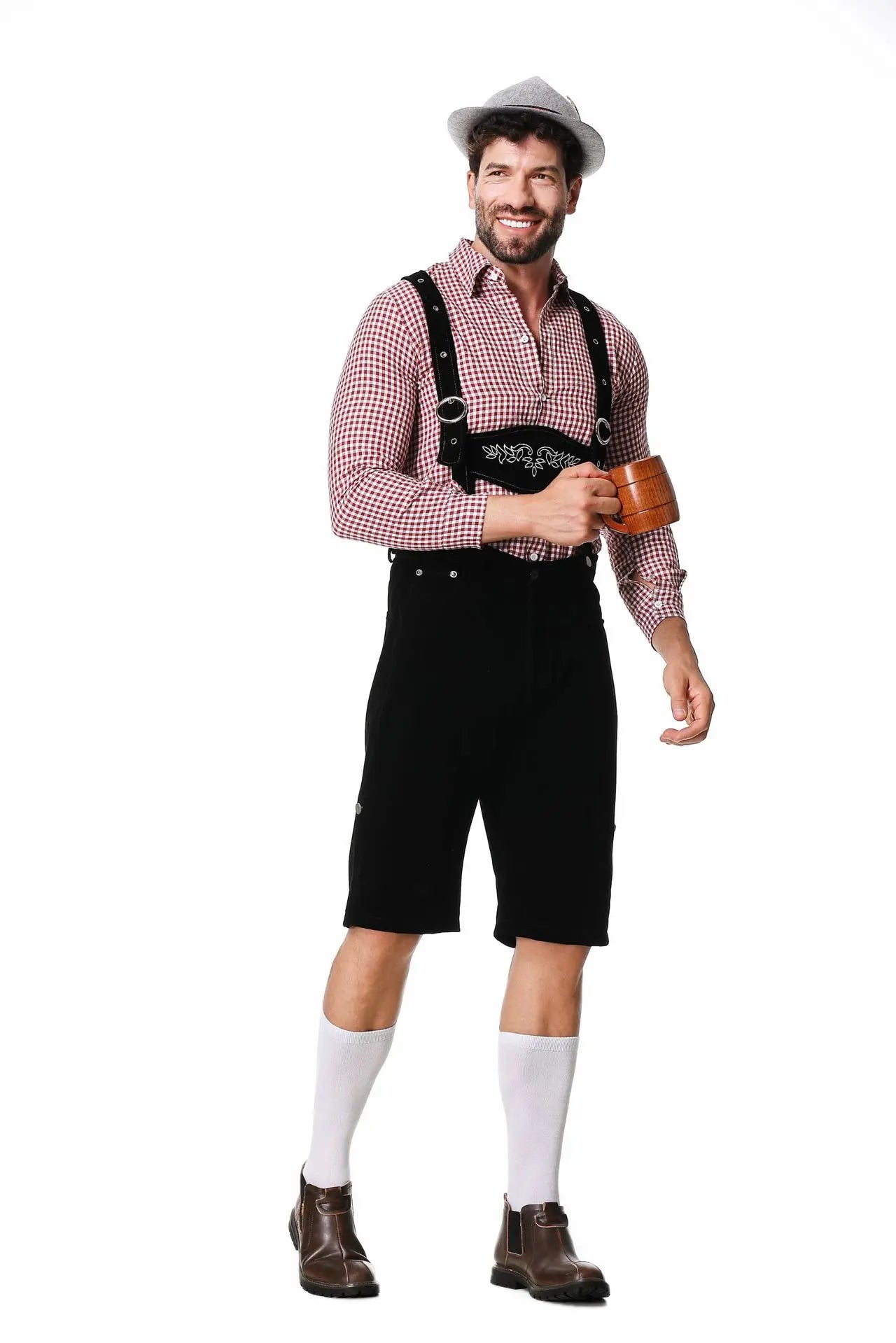 Mann in Tracht mit Lederhose, kariertem Hemd, Hut und Bierkrug, Oktoberfest-Outfit.