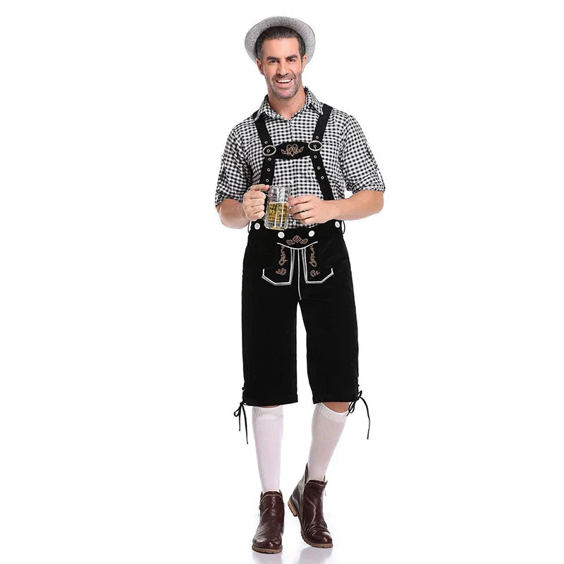 Mann in traditioneller schwarzer Lederhose mit Bierkrug und Hut, Oktoberfest-Outfit.