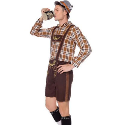 Mann in brauner Lederhose und kariertem Hemd trinkt aus Bierkrug, Oktoberfest-Kleidung.