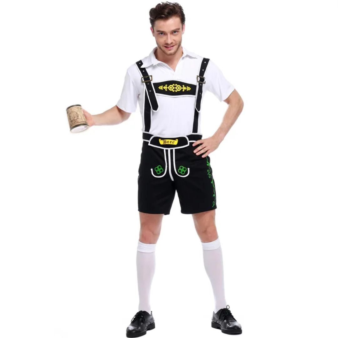 Mann in traditioneller schwarzer Lederhose mit weißem Hemd und Bierkrug, Oktoberfest-Kleidung.