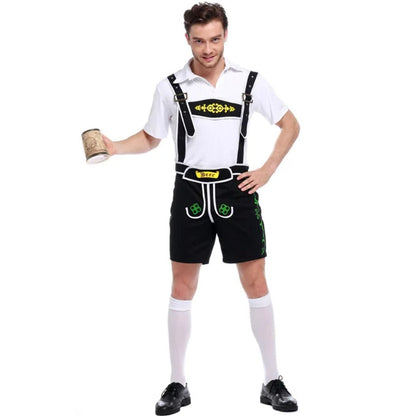 Mann in traditioneller schwarzer Lederhose mit weißem Hemd und Bierkrug, Oktoberfest-Kleidung.