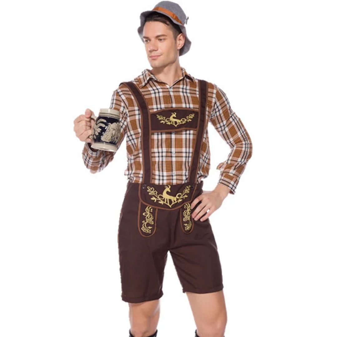 Mann in brauner Lederhose mit kariertem Hemd und Bierkrug, Oktoberfest-Tracht, traditionell.