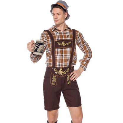 Mann in brauner Lederhose mit kariertem Hemd und Bierkrug, Oktoberfest-Tracht, traditionell.