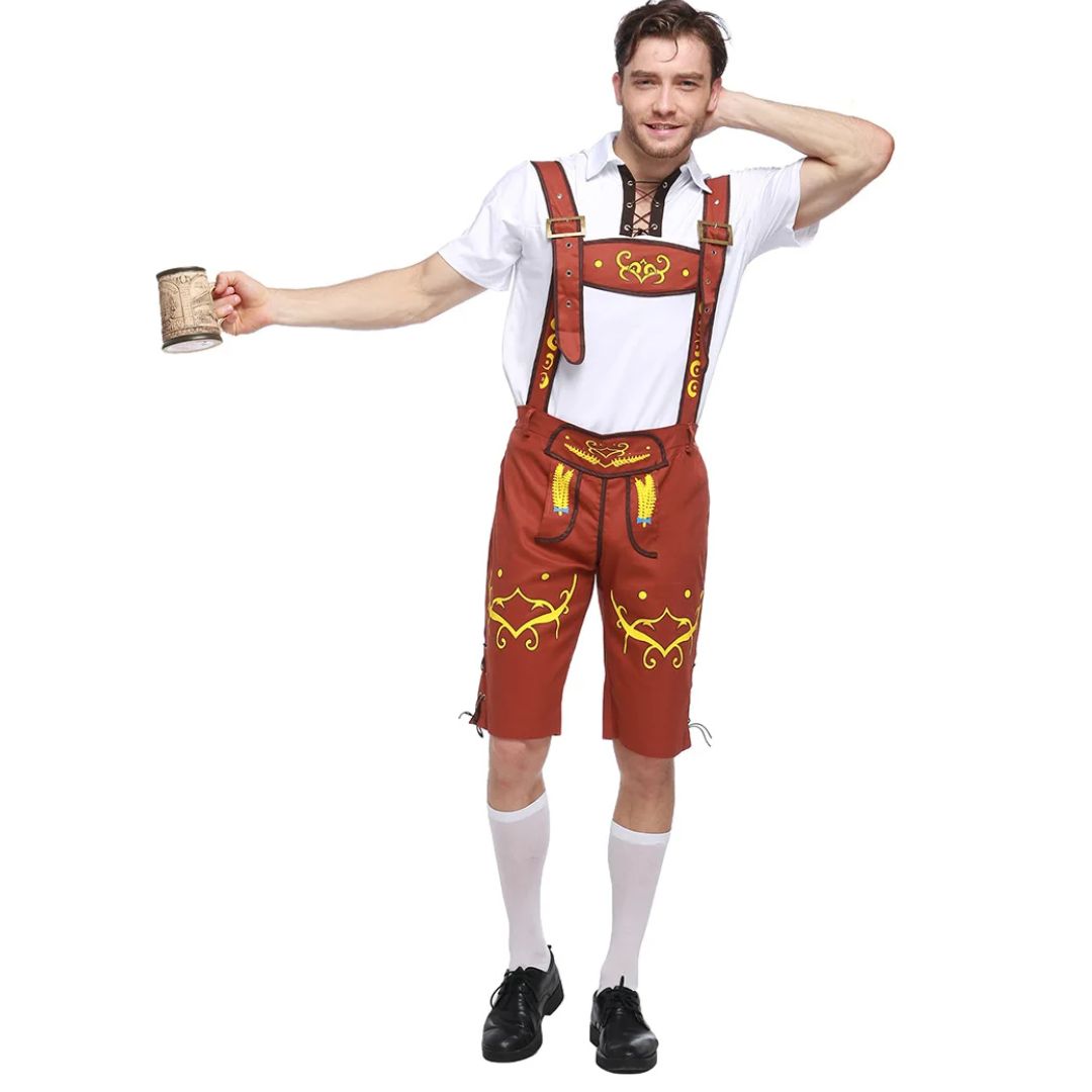 Mann in traditioneller brauner Lederhose mit Bierkrug, Oktoberfest, Trachtenmode, weißes Hemd.