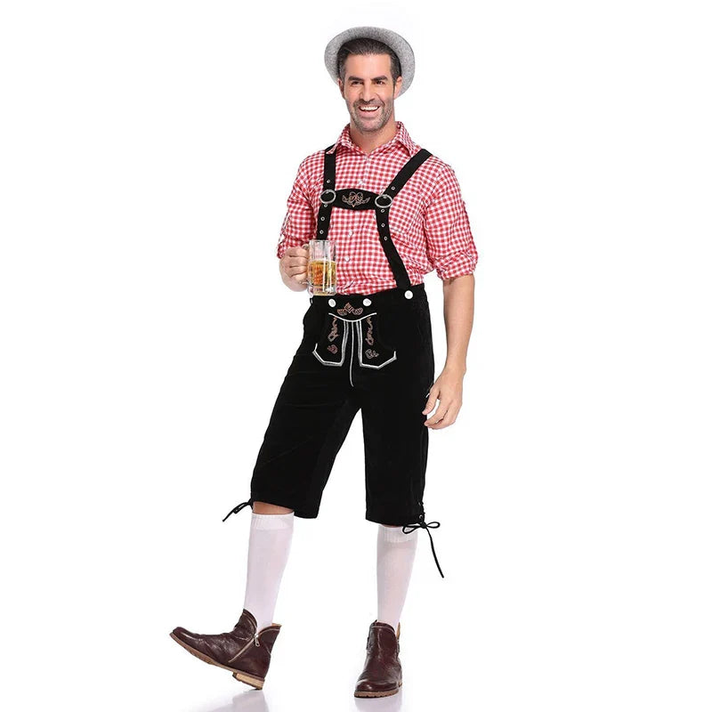 Mann in Lederhose, rotes Karohemd, Hut, hält Bierkrug, Oktoberfest-Outfit, Trachtenmode.