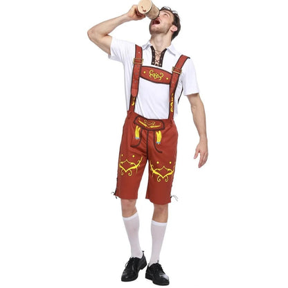 Mann in roter Lederhose mit weißem Hemd trinkt aus Krug, Oktoberfest, Trachtenmode.