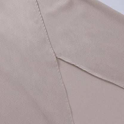 Beigefarbene, lange Seidenrobe, elegante Abendmode, luxuriöses Design, Damenbekleidung.