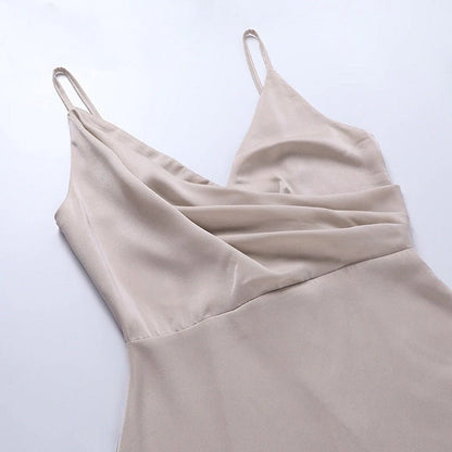 Beiges, ärmelloses Maxikleid aus Satin mit V-Ausschnitt, elegantes Abendkleid.