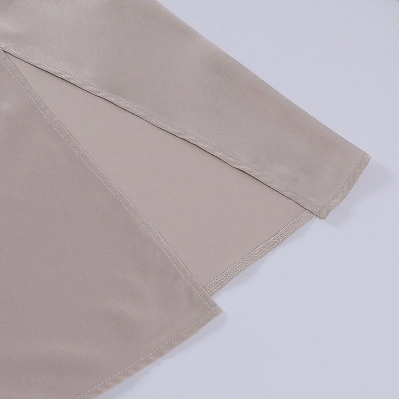 Beigefarbenes langes Kleid aus Satin, elegantes Design, Damenmode, Abendkleid, stilvoll.