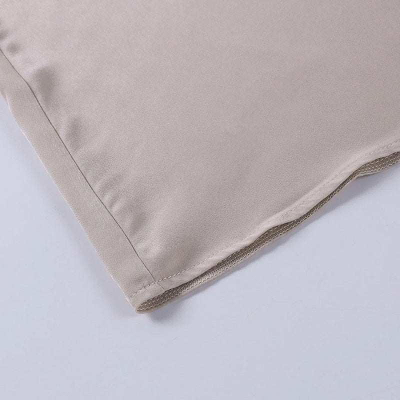Beigefarbener Satin-Stoff, Nahaufnahme, luxuriös, weich, elegant, für Kleider oder Heimtextilien.
