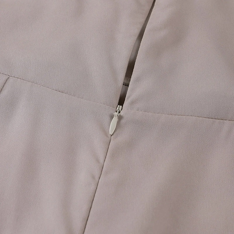 Beigefarbenes Kleid mit Reißverschluss, elegantes Design, Damenmode, hochwertige Stoffe.