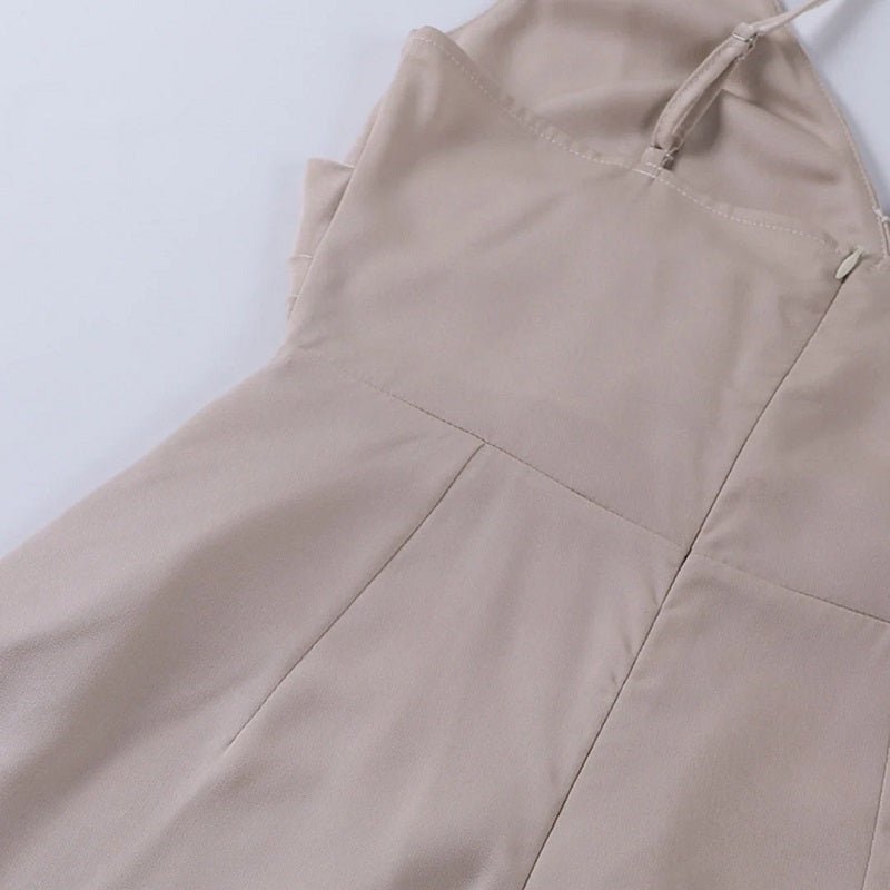 Beigefarbenes, ärmelloses Maxikleid aus Satin, elegantes Design, Damenmode.