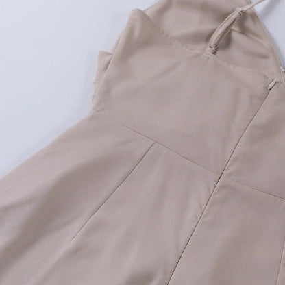 Beigefarbenes, ärmelloses Maxikleid aus Satin, elegantes Design, Damenmode.