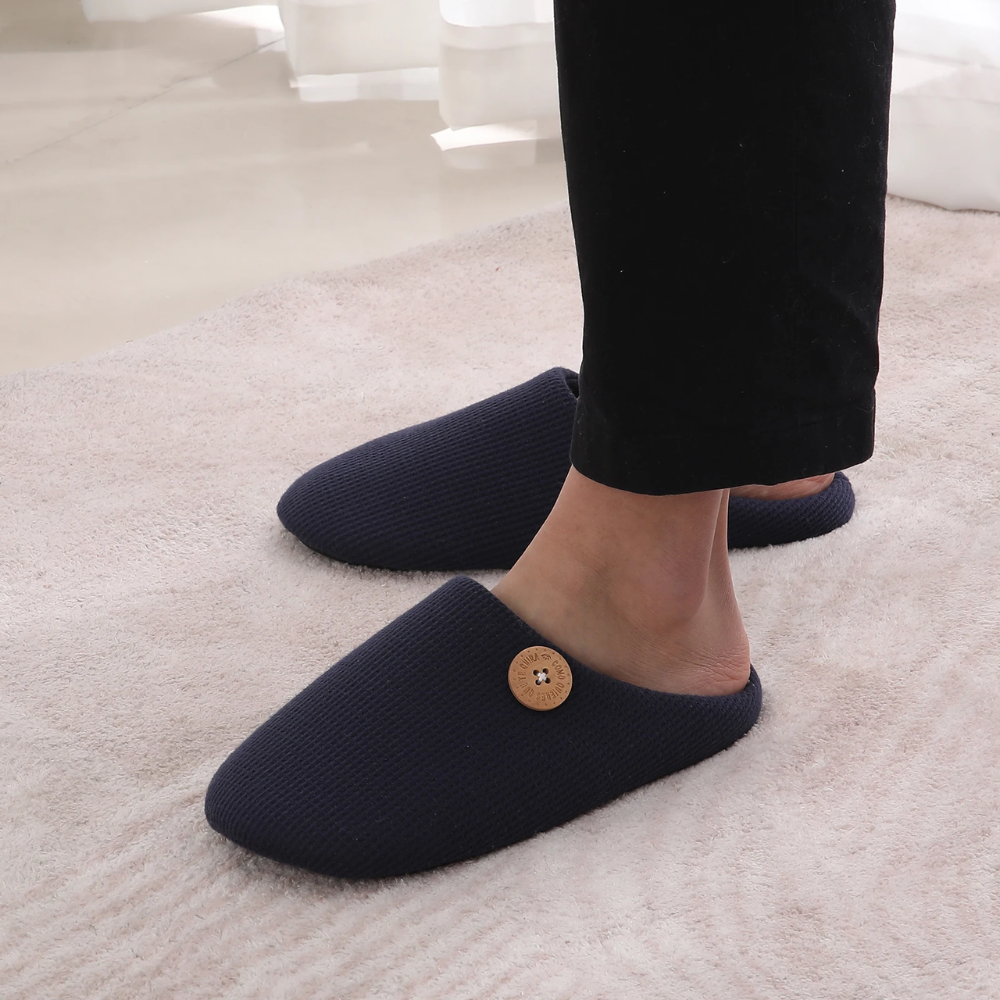 Blaue Memory-Foam-Hausschuhe mit Knopf, bequem, rutschfest, für Damen und Herren.