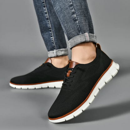 Schwarze Herren-Sneaker, Strickmaterial, weiße Sohle, lässig, modisch, bequem.