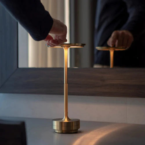 Goldene Metall-Touchlampe auf Tisch, modernes Design, dimmbar, für Wohnzimmer oder Büro.
