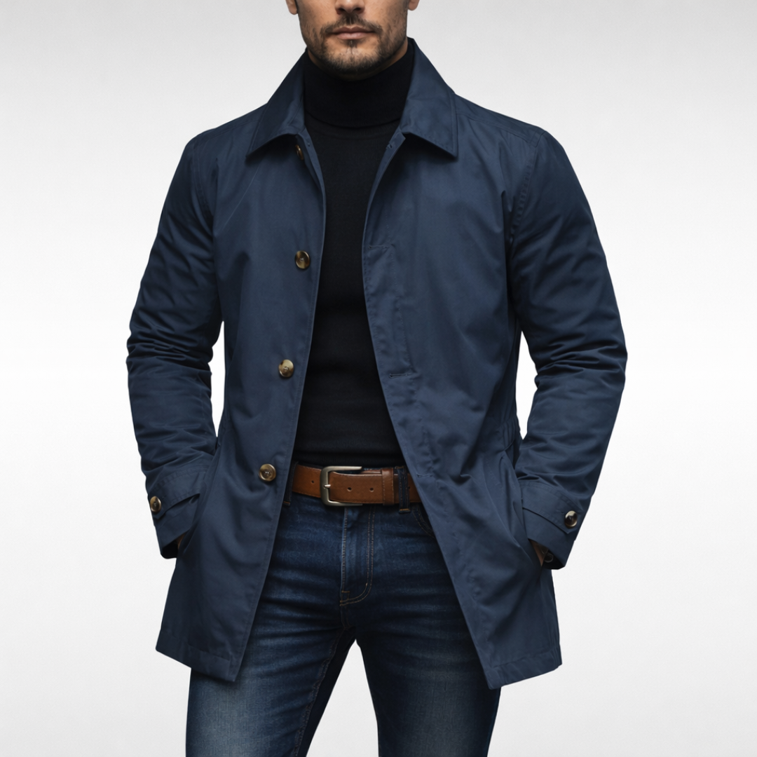 Marinblå kappa med gyllenbruna knappar, buren öppen av en man med svart polotröja och jeans. 3