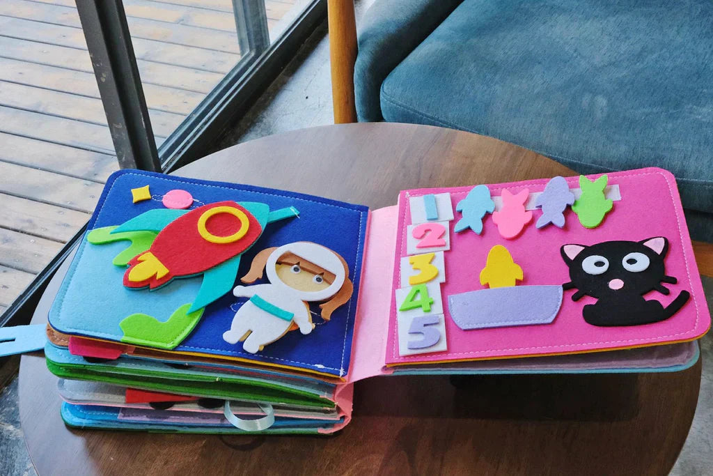 Montessori-Stoffbuch für Kinder, bunt, interaktiv, Lernspielzeug, Zahlen und Formen.