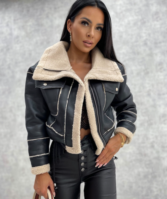 Schwarze Lederjacke mit Sherpa-Futter, Damenmode, warm, stilvoll, Herbst-Winter-Outfit.