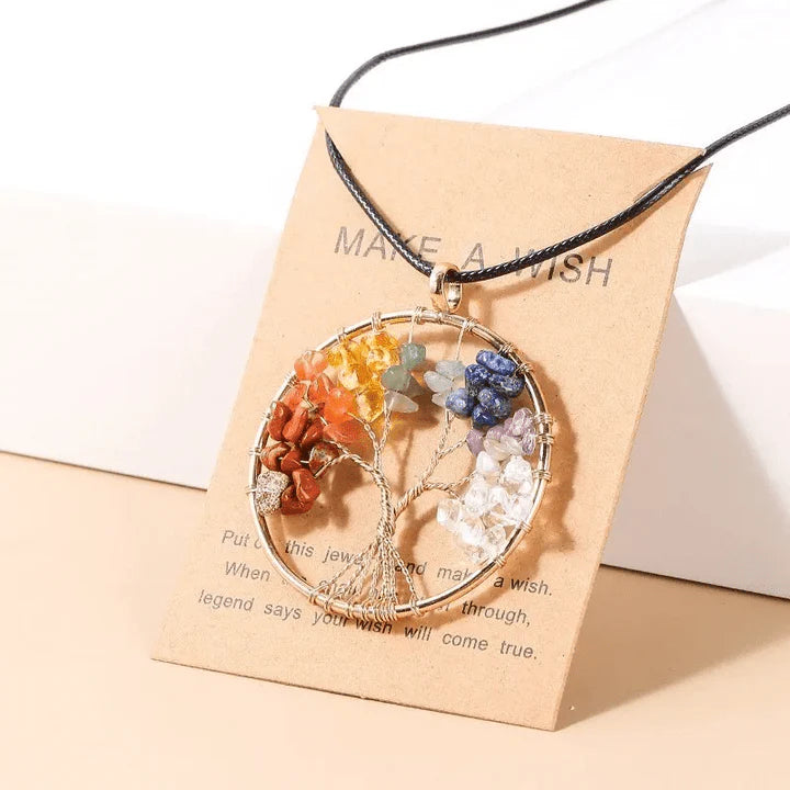 Baum-des-Lebens-Anhänger, bunte Edelsteine, goldener Rahmen, schwarzes Lederband, Schmuck.