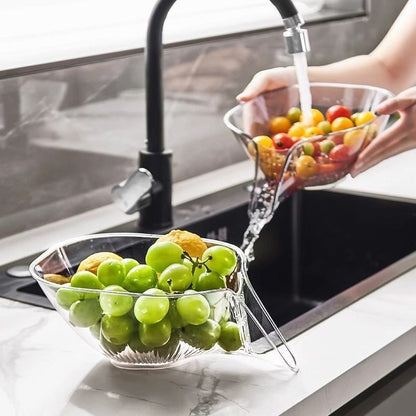 Durchsichtige Abtropfschüssel mit Griff, ideal zum Waschen von Obst und Gemüse in der Küche.