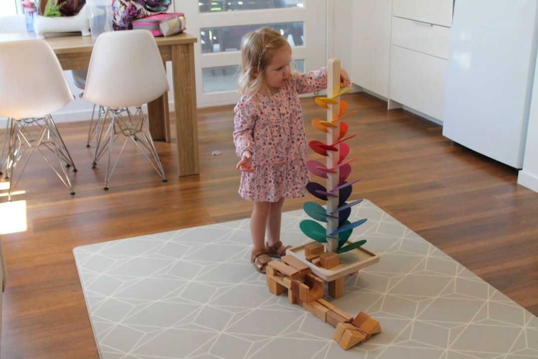 Musikaliskt ljudträd av trä – lärande spel med kulornas ljud