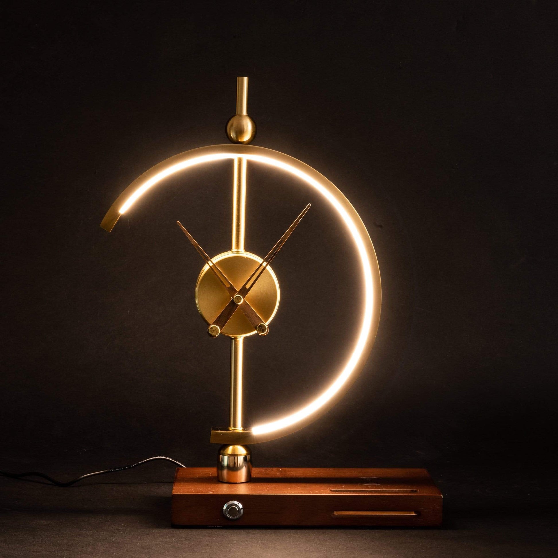 Goldene LED-Tischlampe mit Holzsockel, modernes Design, energiesparend, dekorative Beleuchtung.