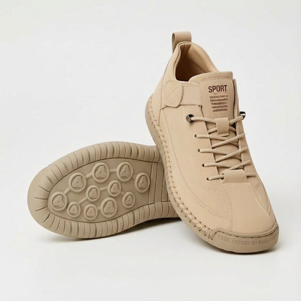 Beige snörskor i mocka-look, ett par stående och ett vänt upp och ner så att sulans mönster med runda trampdynor syns. 1