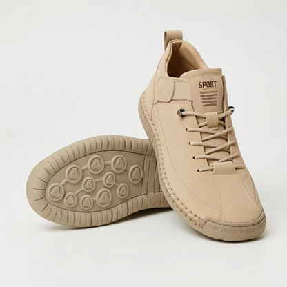 Beige snörskor i mocka-look, ett par stående och ett vänt upp och ner så att sulans mönster med runda trampdynor syns. 1