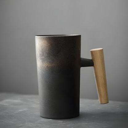 Svartgrå mugg med bronsskimrande övre del och ljust trähandtag 4