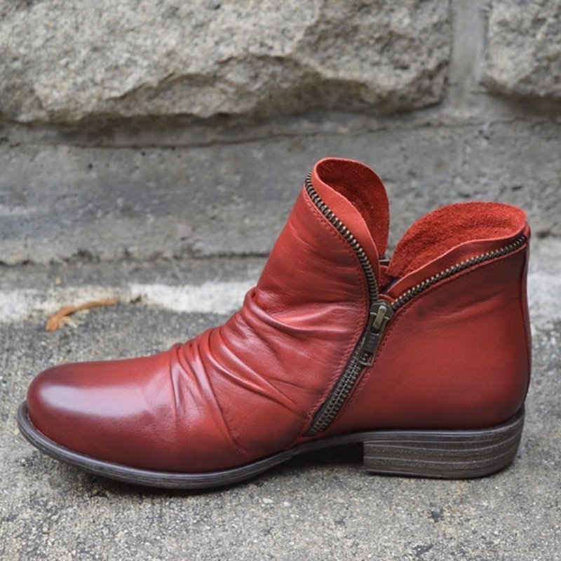Rote Lederstiefeletten mit Reißverschluss, ideal für kalte Tage, modisch und bequem.