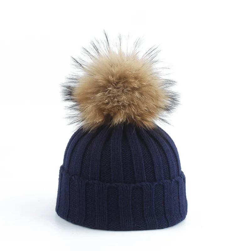 Dunkelblaue Strickmütze mit Kunstfellbommel, Wintermode, warme Accessoires.