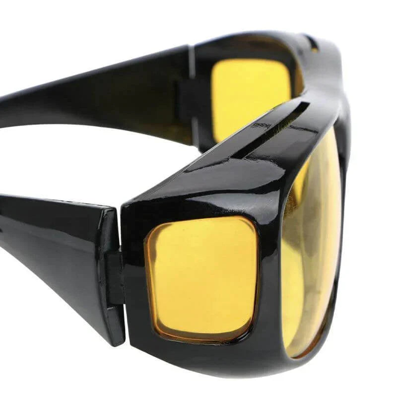 Schwarze Nachtsichtbrille mit gelben Gläsern, ideal für Autofahren bei Nacht.