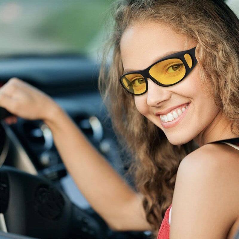 Frau trägt gelbe Nachtsichtbrille im Auto, Sicherheitsbrille für Nachtfahrten.