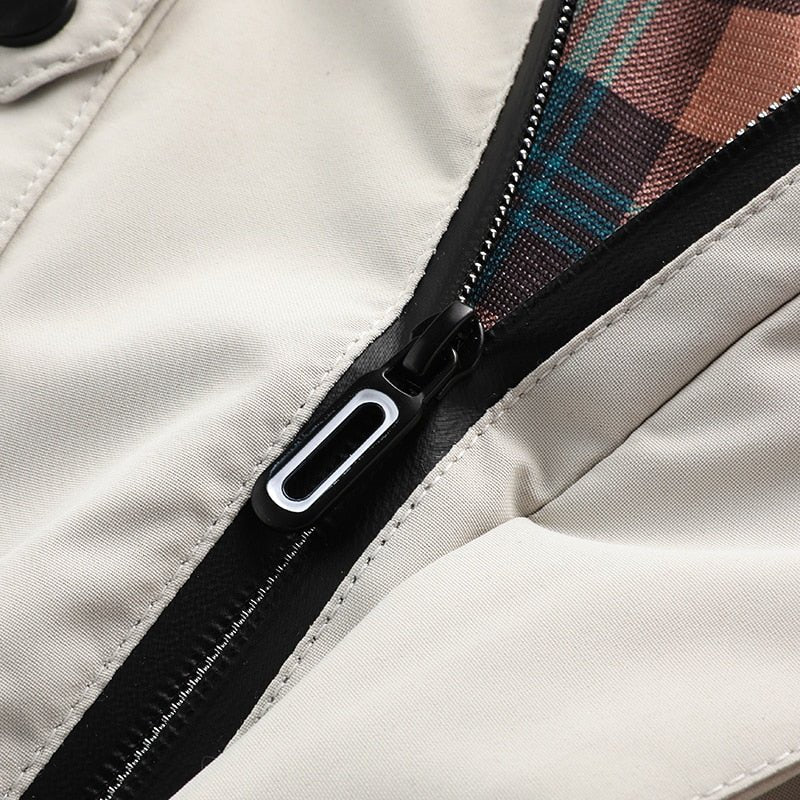 Wasserdichte Titanjacke mit Reißverschluss, beige, kariertes Innenfutter, Outdoor-Bekleidung.