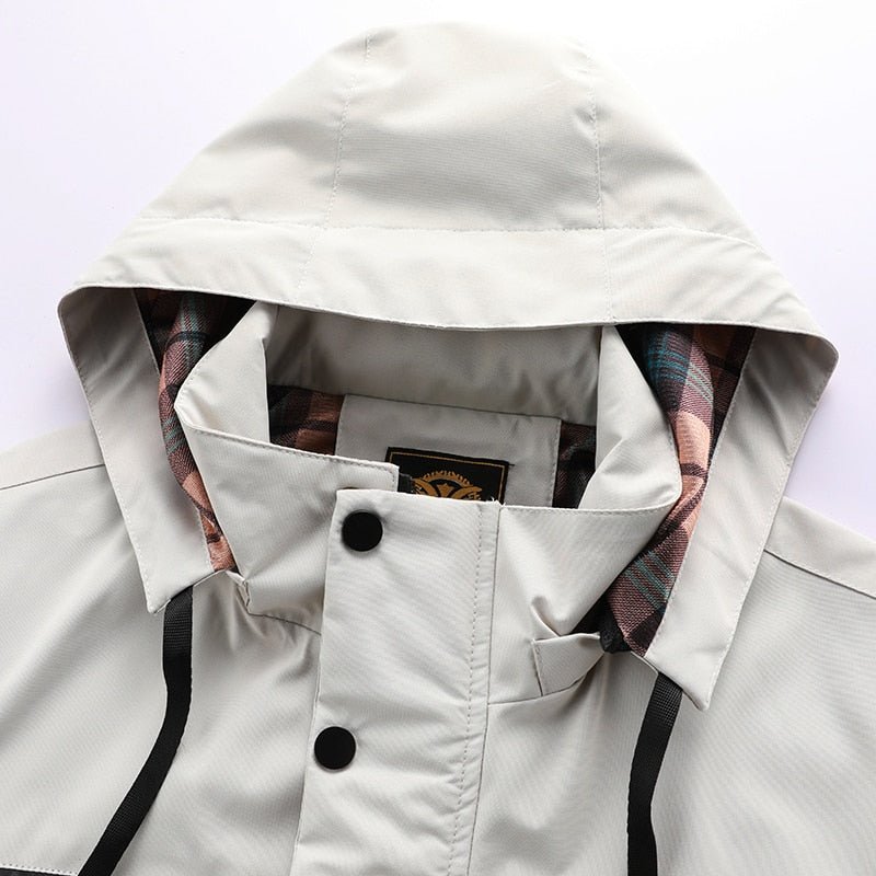 Wasserdichte Titanium Jacke mit Kapuze, hellgrau, kariertes Innenfutter, Outdoor-Bekleidung.