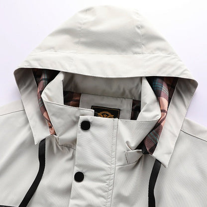 Wasserdichte Titanium Jacke mit Kapuze, hellgrau, kariertes Innenfutter, Outdoor-Bekleidung.