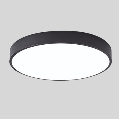 Svart rund taklampa utan trädetalj, fotograferad fristående mot grå bakgrund med ljus diffusor underifrån. 11